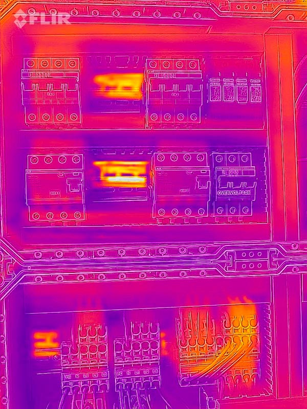 photo thermique d'un compteur de photovoltaique avec présence de chaleur sur les circuits éléctrique alimentés