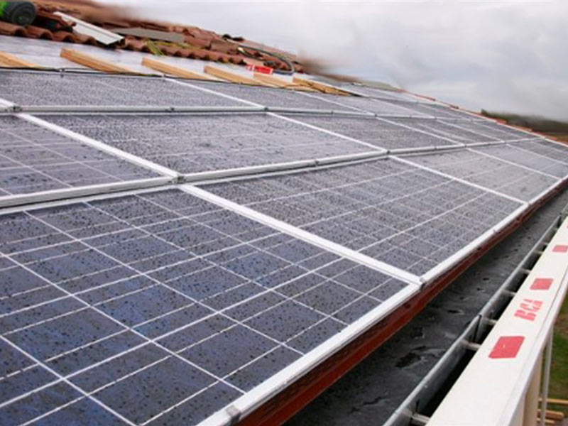travaux d installation de panneaux photovoltaiques sur toiture plate